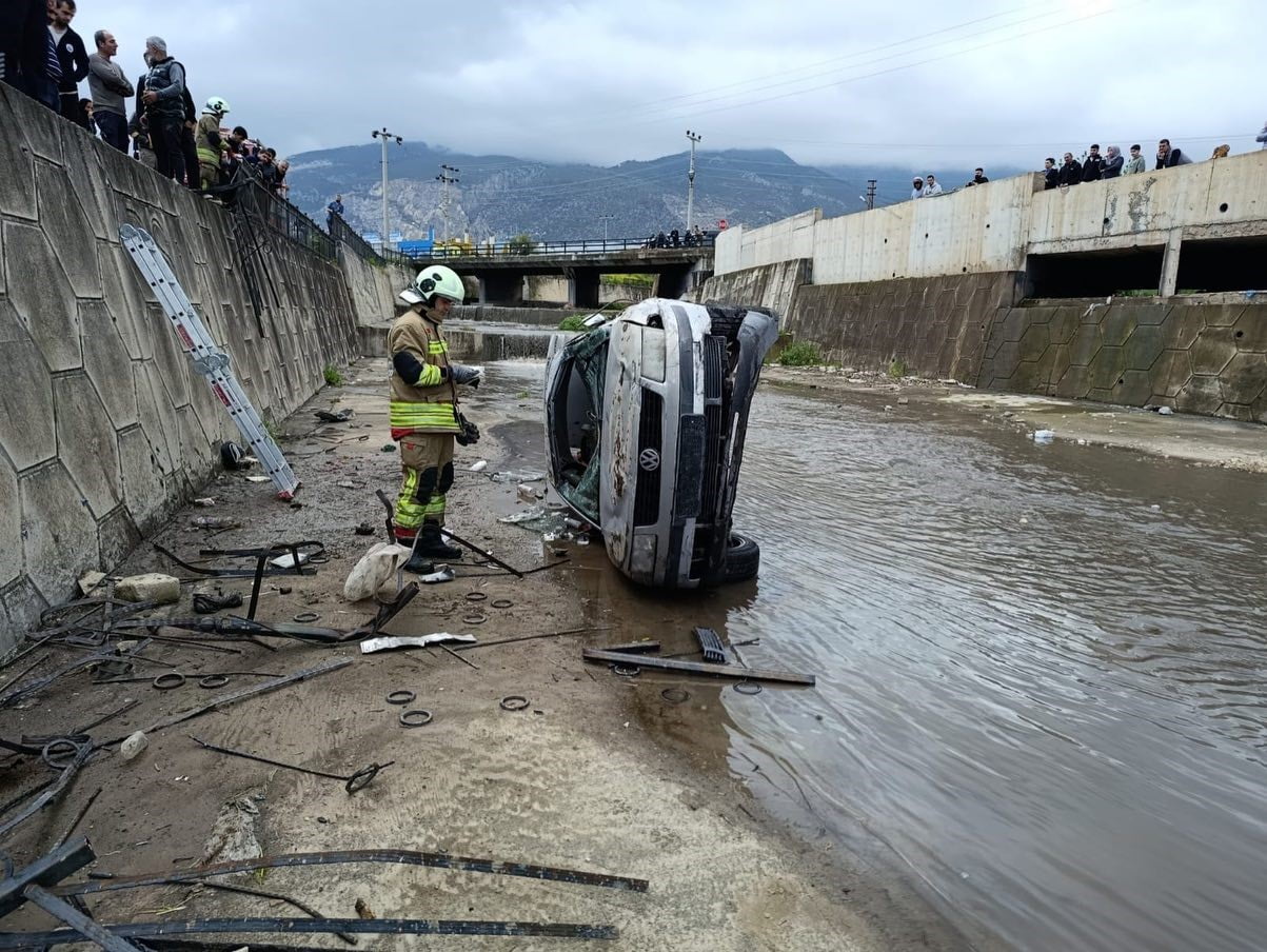 HATAY’A SÜRÜCÜSÜNÜN DİREKSİYON HAKİMİYETİNİ KAYBETMESİYLE KANALA DÜŞEREK YAN YATAN OTOMOBİLDEKİ 2...
