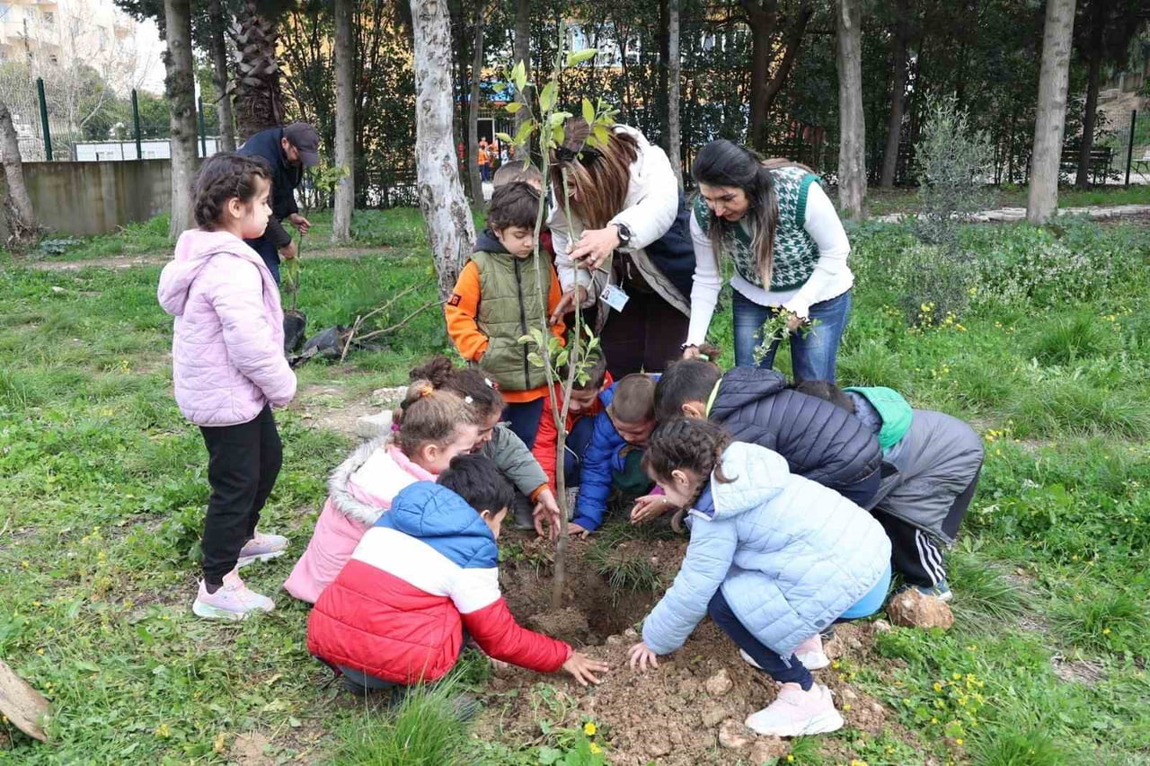 HATAY BÜYÜKŞEHİR BELEDİYESİ (HBB), ÇEVRE BİLİNCİNE SAHİP NESİLLER YETİŞTİRMEK AMACIYLA ÇOCUKLARA...