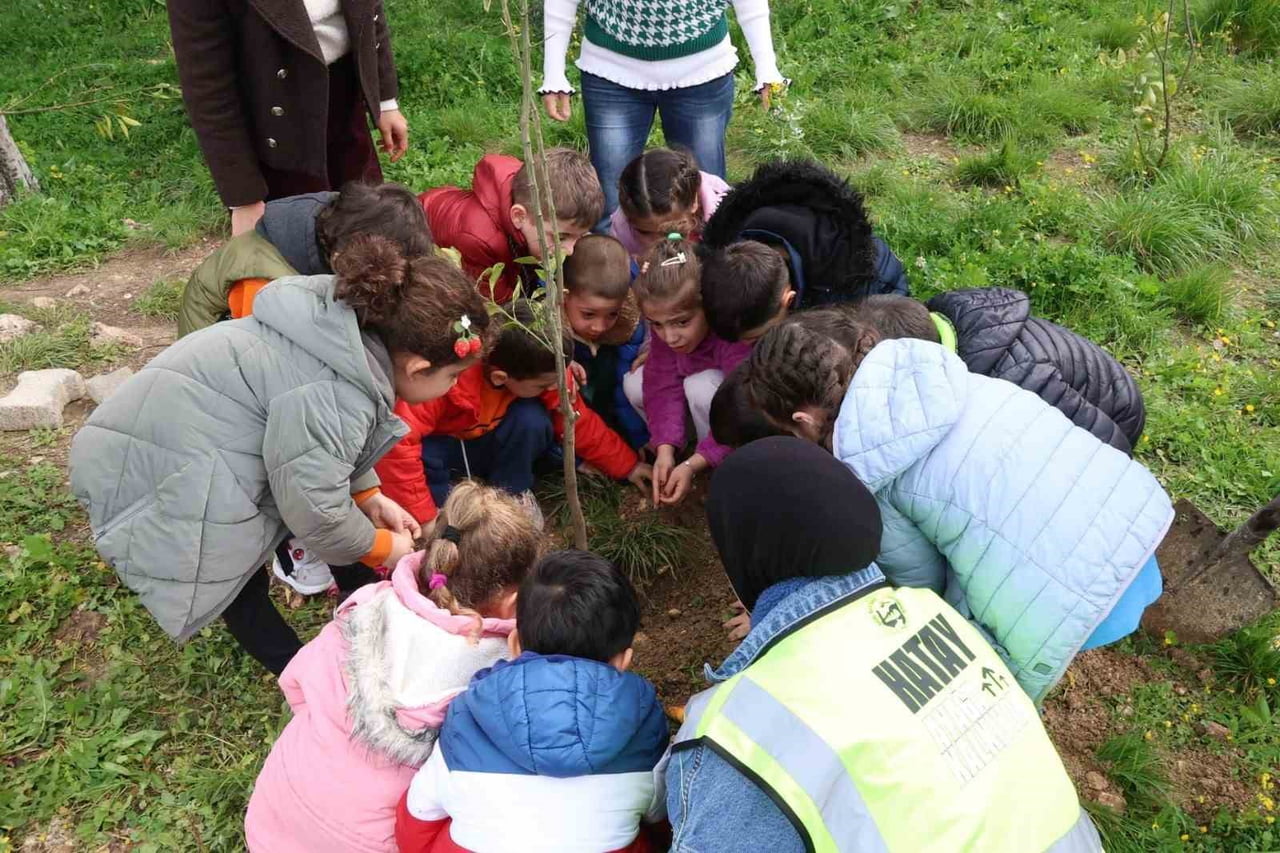 HATAY BÜYÜKŞEHİR BELEDİYESİ (HBB), ÇEVRE BİLİNCİNE SAHİP NESİLLER YETİŞTİRMEK AMACIYLA ÇOCUKLARA...