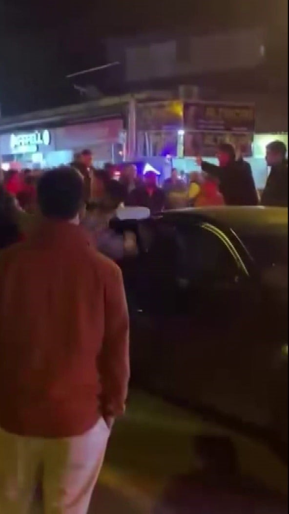 HATAY’DA 2 KİŞİNİN YARALANDIĞI KAZA SONRASI YAŞANAN KAVGA MEYDAN SAVAŞINI ARATMADI. ŞAHISLARIN...