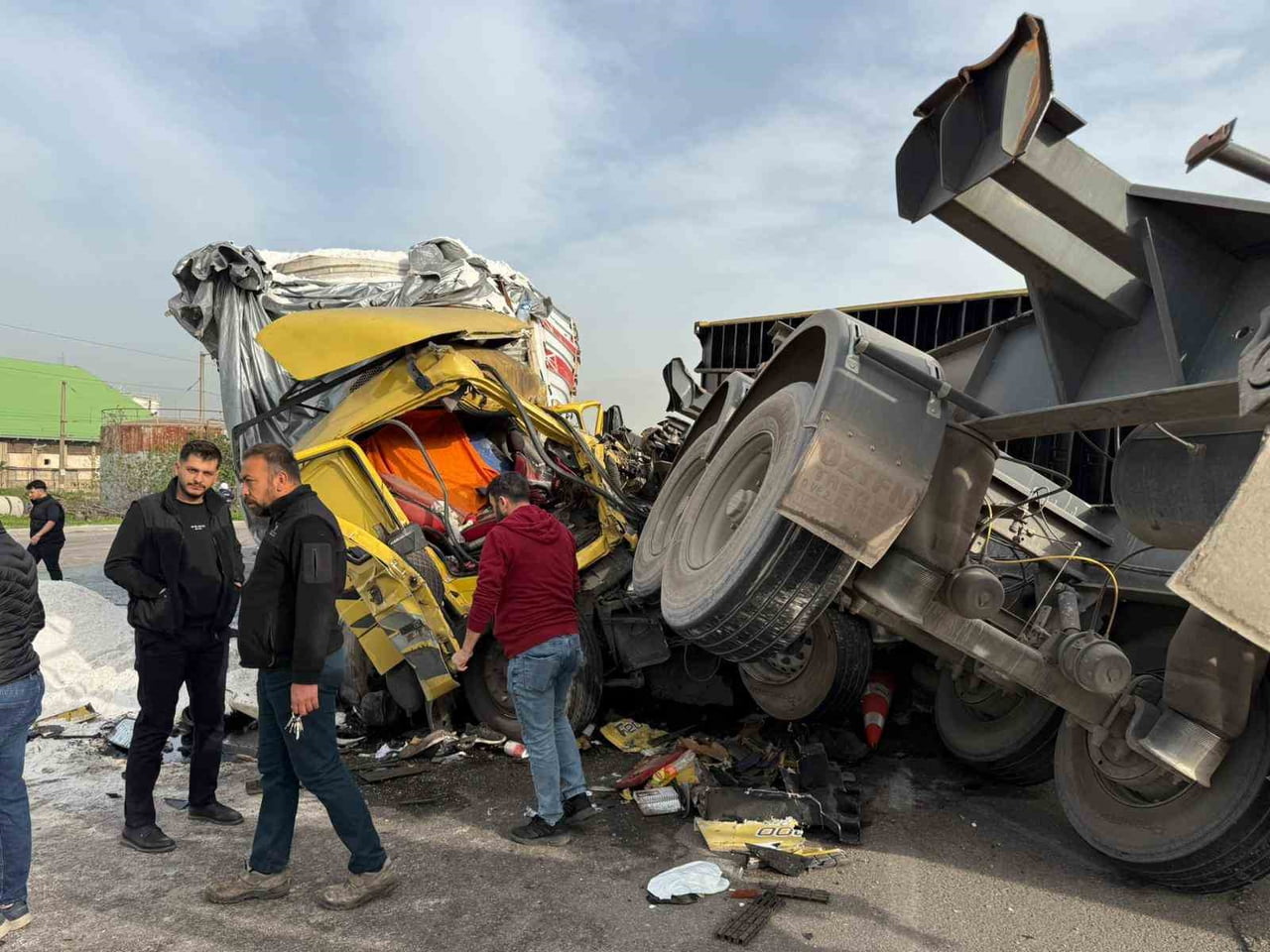 HATAY’DA 2 TIRIN ÇARPIŞMASIYLA YAŞANAN KAZADA 3 KİŞİ YARALANDI. KAZADA TIRIN ÜZERİNDE BULUNAN...
