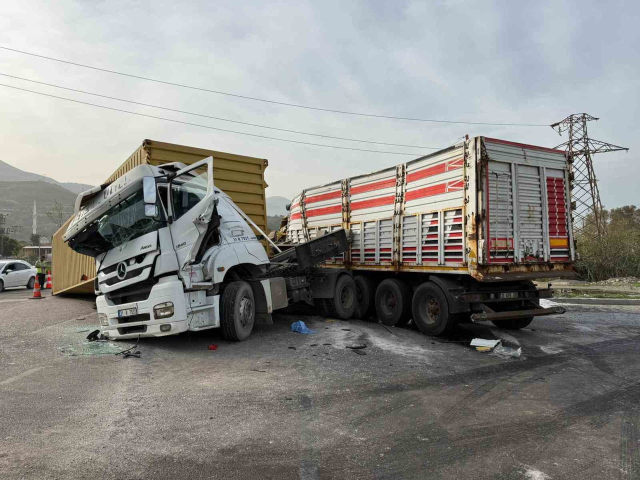 HATAY’DA 2 TIRIN ÇARPIŞMASIYLA YAŞANAN KAZADA 3 KİŞİ YARALANDI. KAZADA TIRIN ÜZERİNDE BULUNAN...