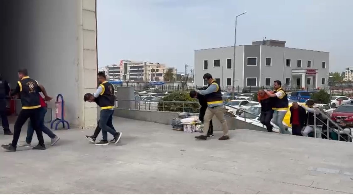 HATAY’DA ÇEŞİTLİ SUÇLARDAN ARANAN ŞAHISLARA YÖNELİK DÜZENLENEN OPERASYONDA 7 KİŞİ...