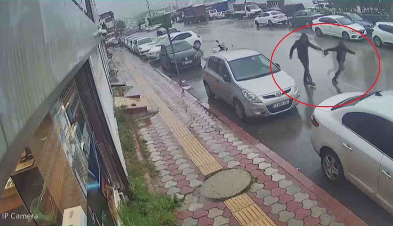 HATAY’DA ELİNDE PARA YÜKLÜ EL ÇANTASIYLA İŞ YERİNE DOĞRU YÜRÜYEN KUYUMCU İSMAİL CABİROĞLU...