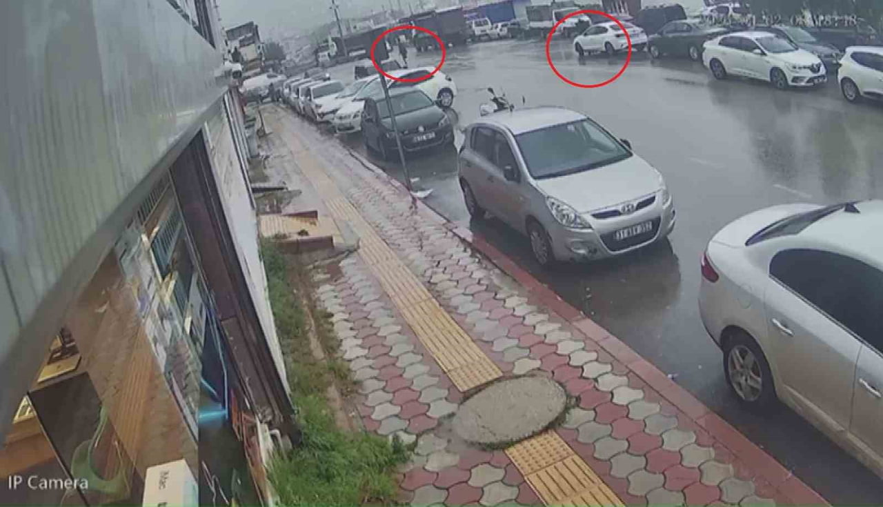 HATAY’DA ELİNDE PARA YÜKLÜ EL ÇANTASIYLA İŞ YERİNE DOĞRU YÜRÜYEN KUYUMCU İSMAİL CABİROĞLU...