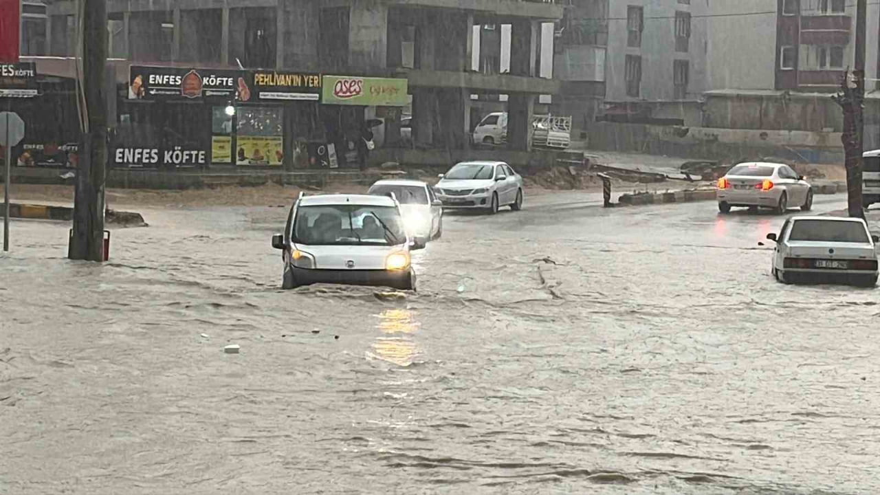 HATAY’DA ETKİLİ OLAN ŞİDDETLİ YAĞIŞLA BİRLİKTE YOLLAR GÖLE DÖNERKEN YOLLARDA ARAÇLAR MAHSUR...