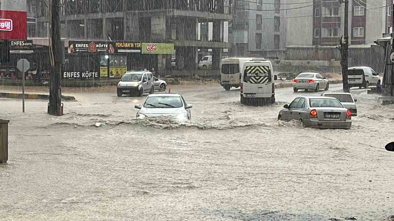 HATAY’DA ETKİLİ OLAN ŞİDDETLİ YAĞIŞLA BİRLİKTE YOLLAR GÖLE DÖNERKEN YOLLARDA ARAÇLAR MAHSUR...