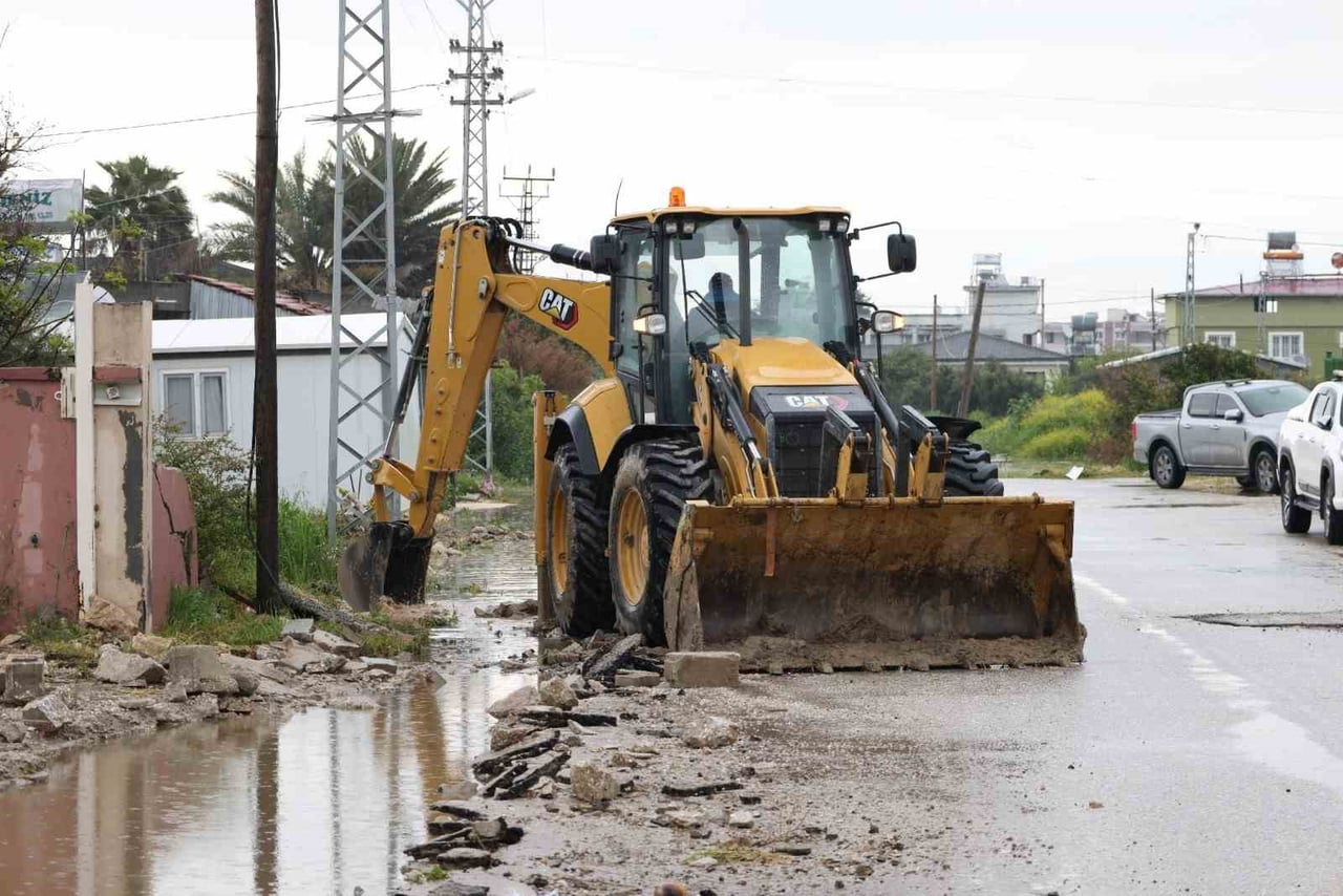 HATAY’DA ETKİLİ OLAN YAĞIŞ SONRASI SAHADA ETKİN OLARAK ÇALIŞMALARINI SÜRDÜREN BÜYÜKŞEHİR...