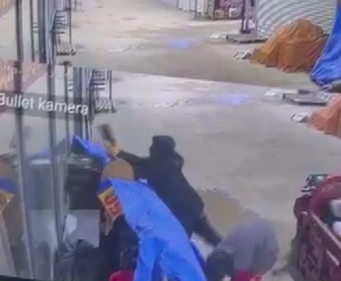 HATAY’DA GECE SAATLERİNDE PREFABRİK ÇARŞIYA GİREN ELEKTRİK MOTOSİKLETTEKİ HIRSIZLARIN...