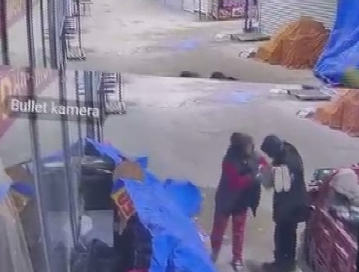 HATAY’DA GECE SAATLERİNDE PREFABRİK ÇARŞIYA GİREN ELEKTRİK MOTOSİKLETTEKİ HIRSIZLARIN...