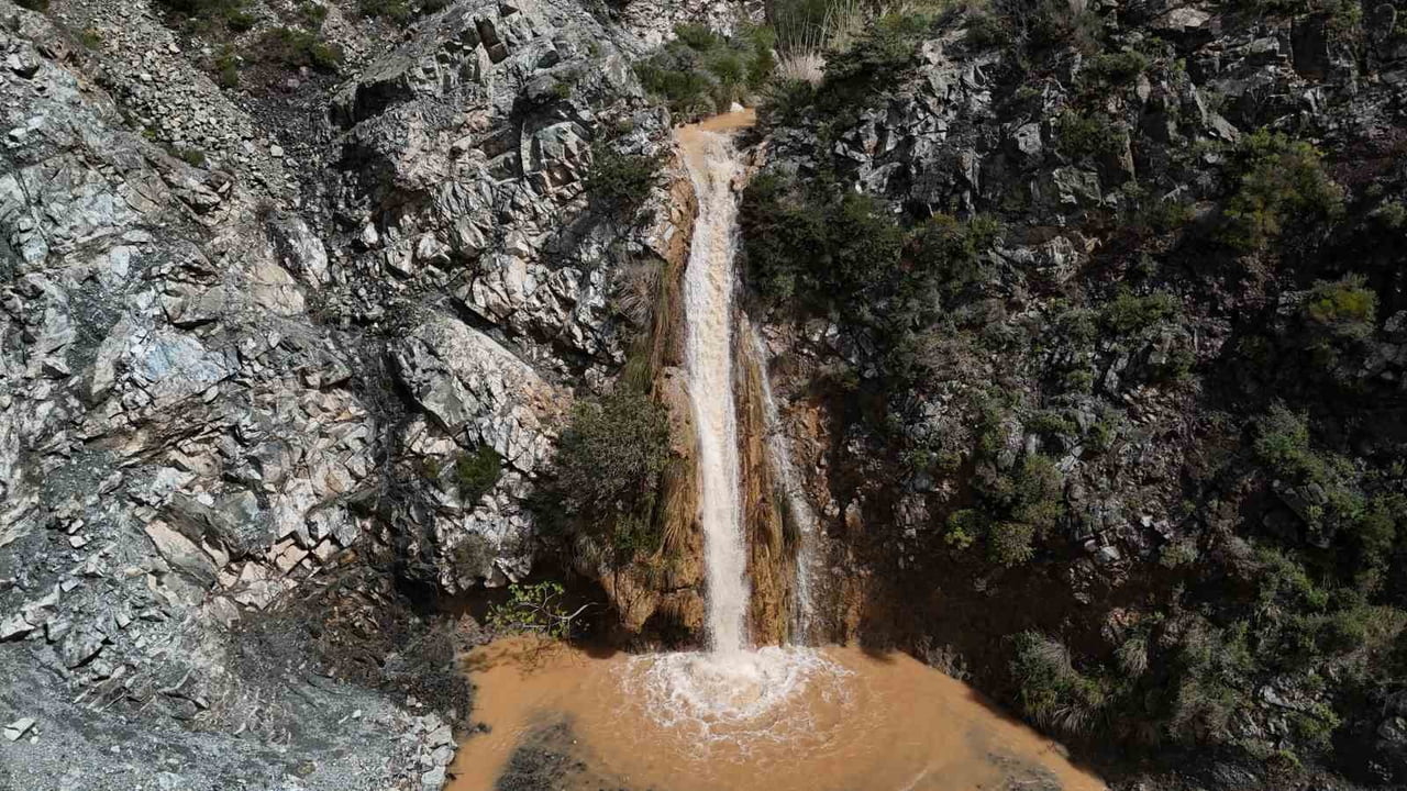 HATAY’DA GEÇTİĞİMİZ YIL YAŞANAN TARİHİ KURAKLIKLA AKMAZ HALE GELEN ŞARLAK ŞELALESİ, AŞIRI...