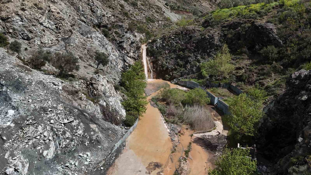 HATAY’DA GEÇTİĞİMİZ YIL YAŞANAN TARİHİ KURAKLIKLA AKMAZ HALE GELEN ŞARLAK ŞELALESİ, AŞIRI...