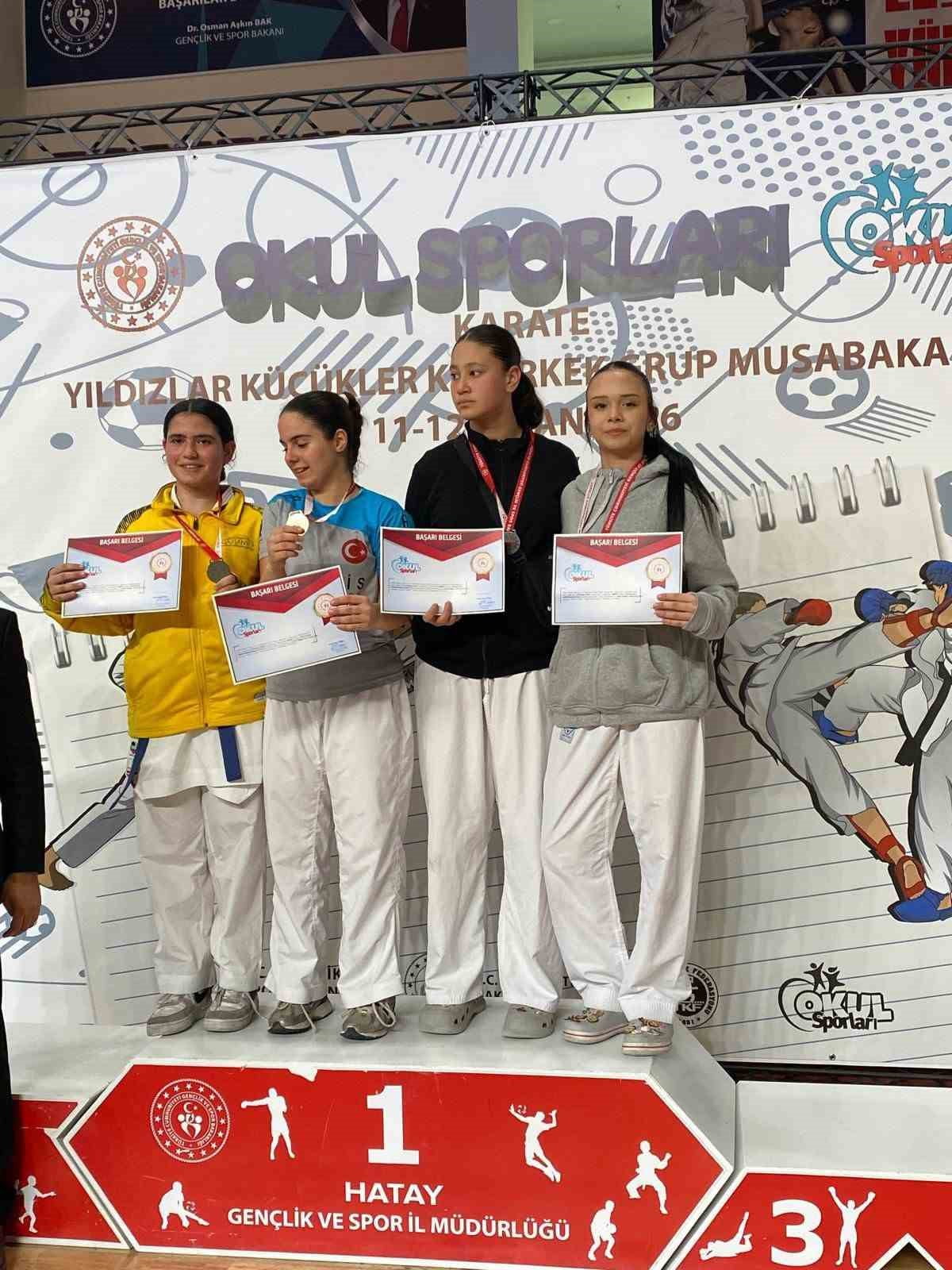 HATAY’DA GERÇEKLEŞTİRİLEN OKUL SPORLARI KARATE KÜÇÜKLER VE YILDIZLAR GRUP MÜSABAKALARINDA MÜCADELE...