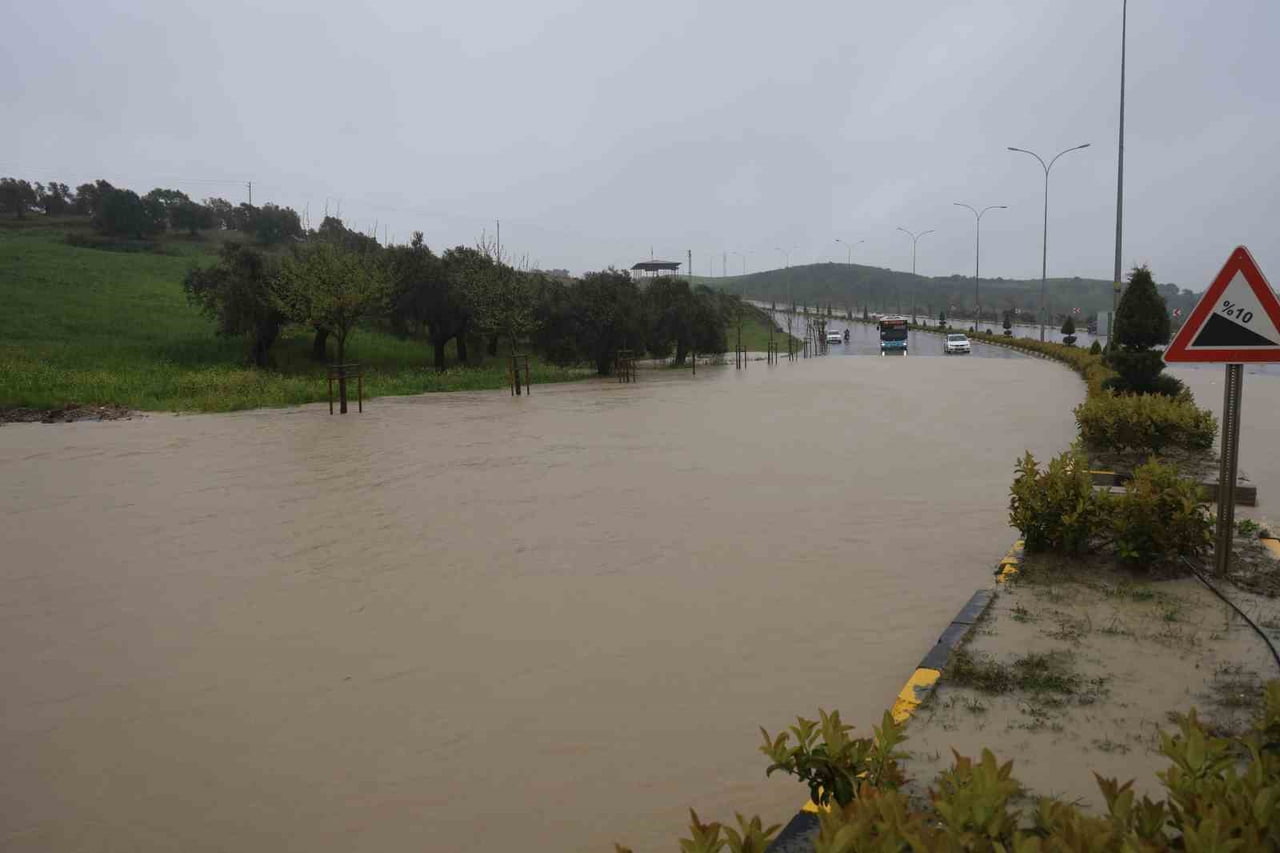 HATAY’DA KUVVETLİ YAĞIŞIN ETKİLİ OLMASIYLA HATAY VALİLİĞİ TARAFINDAN YAPILAN AÇIKLAMADA, ANTAKYA...