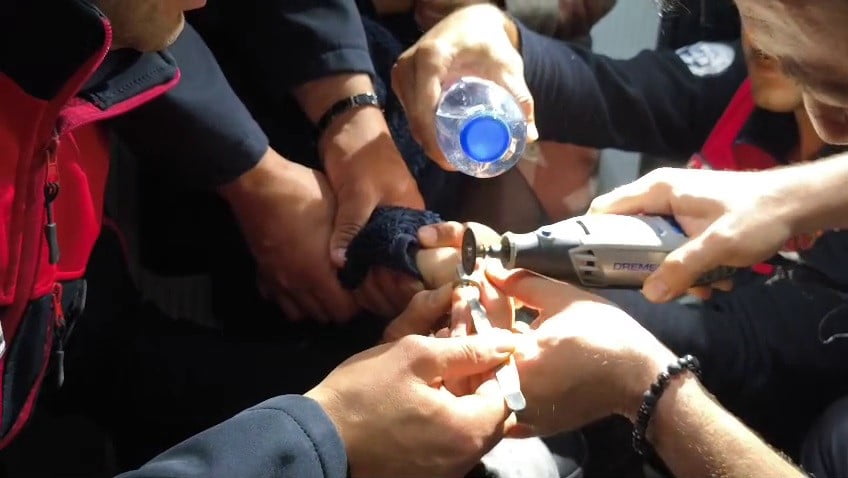 HATAY’DA OYUN OYNARKEN ÇOCUĞUN PARMAĞINA SIKIŞAN YÜZÜK, İTFAİYE EKİPLERİ TARAFINDAN KESİLEREK...