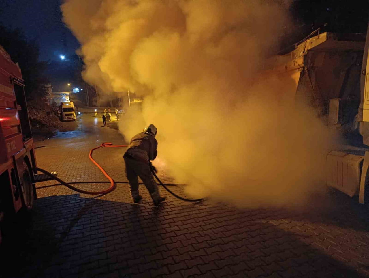 HATAY’DA PARK HALİNDEYKEN ALEVLERE TESLİM OLAN TOFAŞ MARKA OTOMOBİL YANARAK KULLANILMAZ HALE...