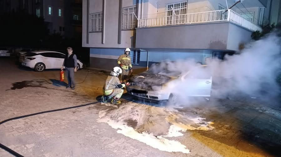 HATAY’DA PARK HALİNDEYKEN MOTOR KISMI ALEVLERE TESLİM OLAN OTOMOBİLDE ÇIKAN YANGIN...