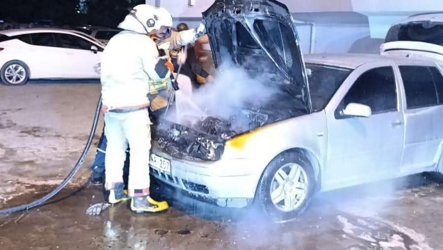 HATAY’DA PARK HALİNDEYKEN MOTOR KISMI ALEVLERE TESLİM OLAN OTOMOBİLDE ÇIKAN YANGIN...