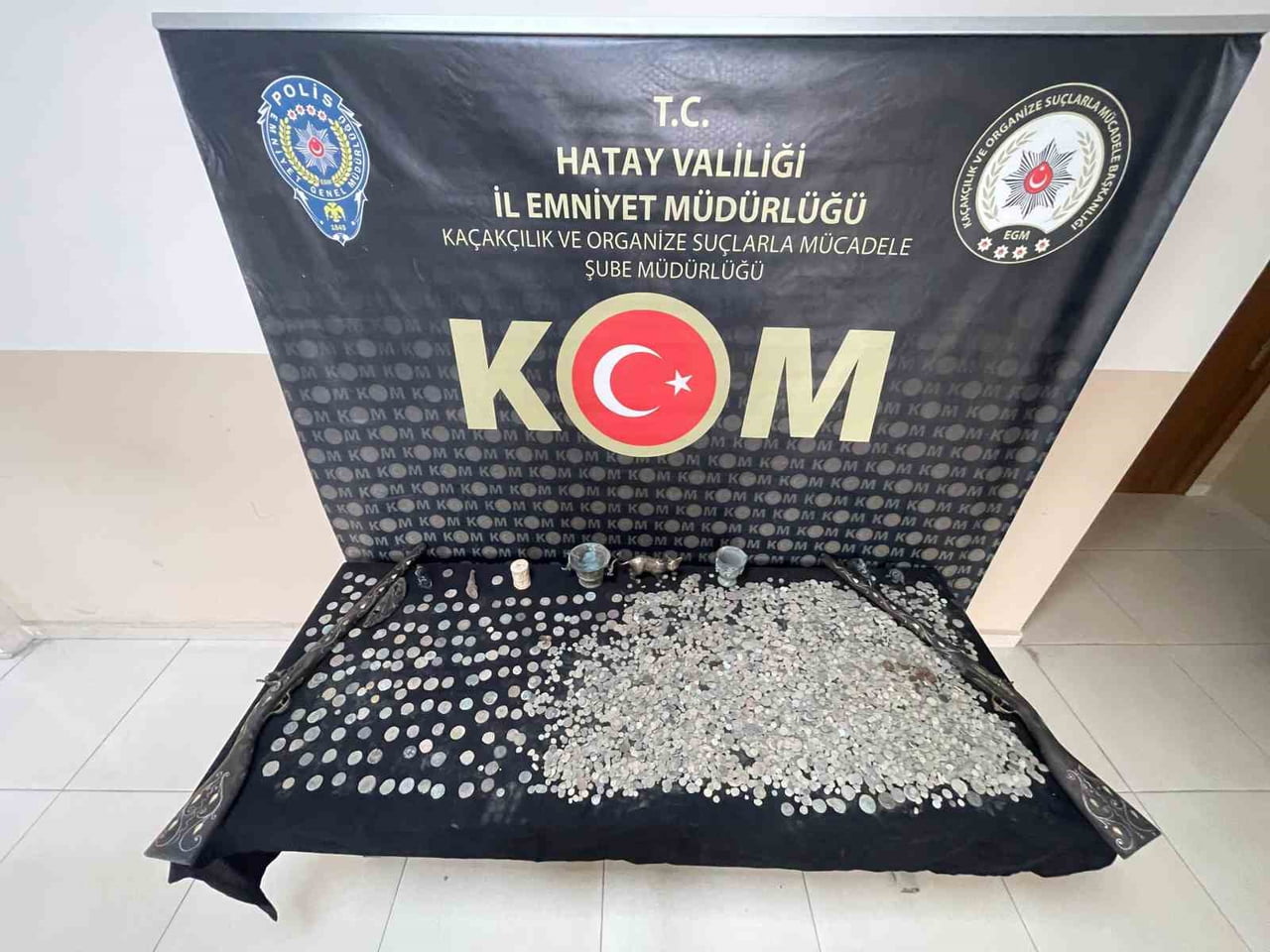 HATAY’DA POLİS EKİPLERİ TARAFINDAN YÜRÜTÜLEN ÇALIŞMALAR KAPSAMINDA DURDURULAN ARAÇTA BİNLERCE...