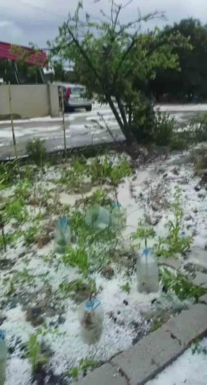 HATAY’DA SABAHIN İLK IŞIKLARIYLA ETKİLİ OLAN DOLU YAĞIŞI ÇEVREYİ BEYAZA BÜRÜDÜ.
