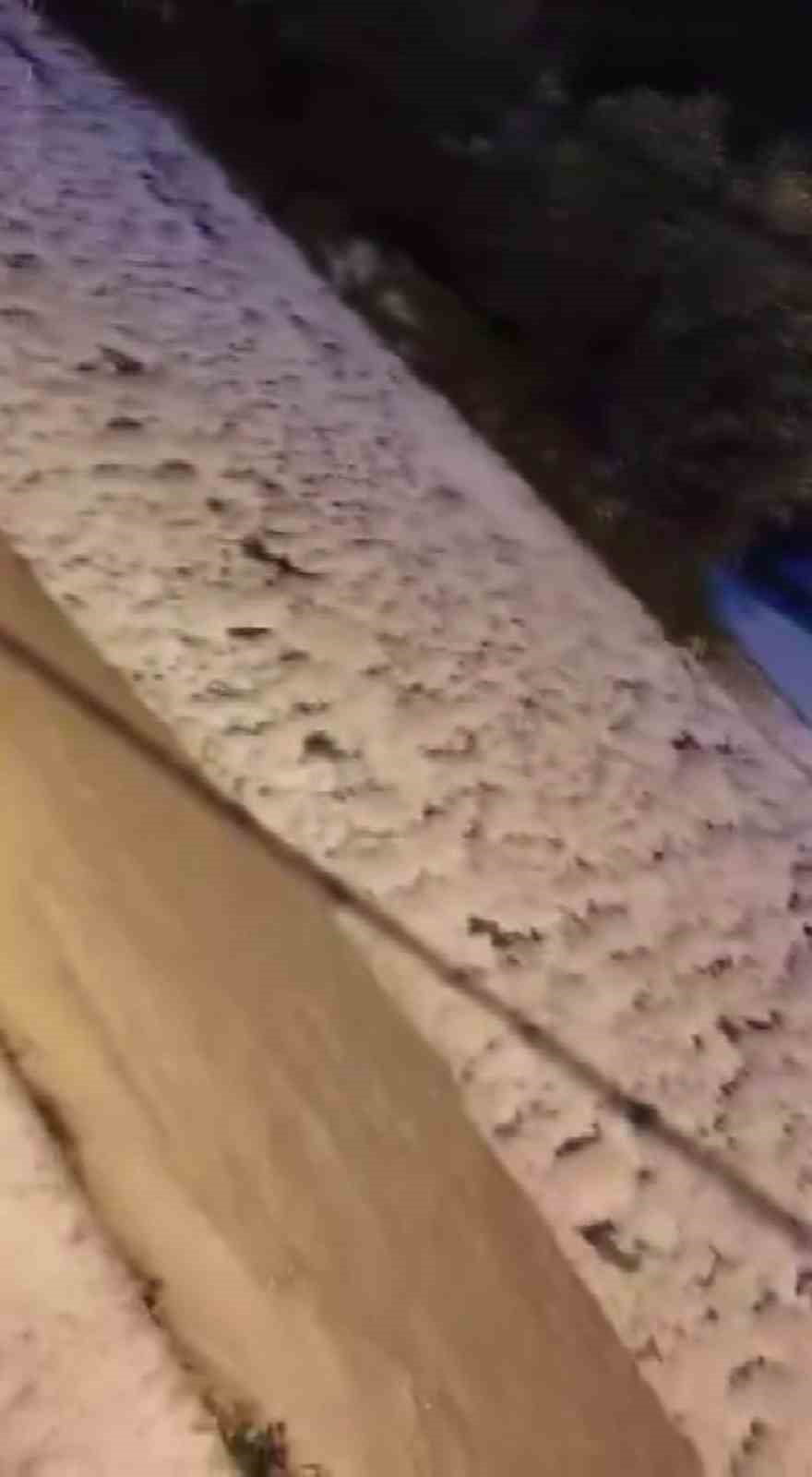 HATAY’DA SABAHIN İLK IŞIKLARIYLA ETKİLİ OLAN DOLU YAĞIŞI ÇEVREYİ BEYAZA BÜRÜDÜ.