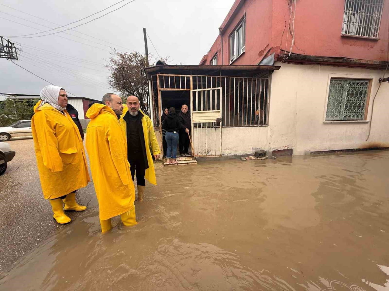 HATAY’DA SEL AFETİNİN VURDUĞU NOKTALARDA ÇALIŞMALARINI SÜRDÜREN ANTAKYA BELEDİYESİ’NİN...