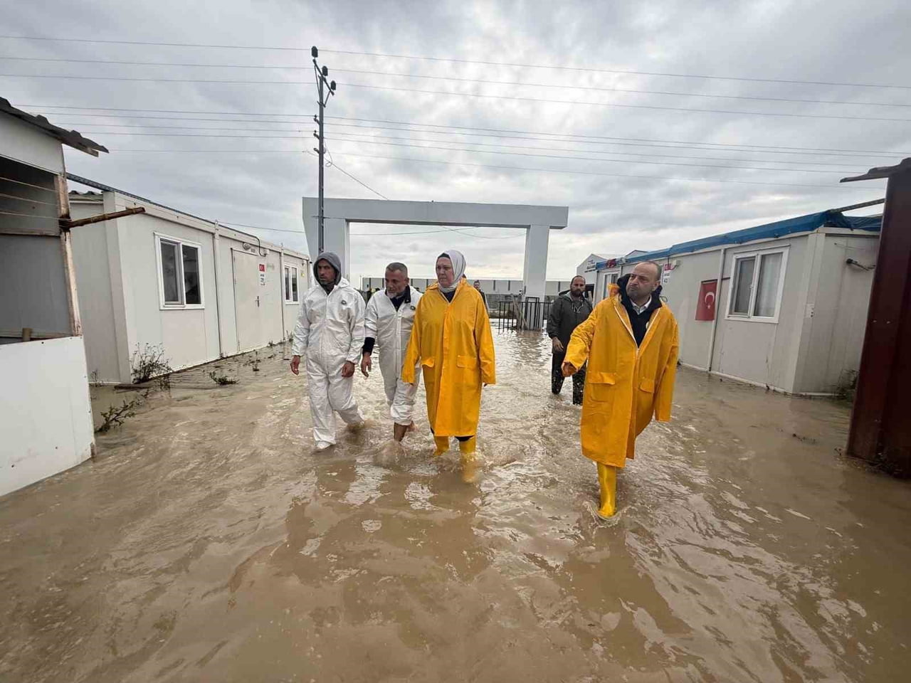 HATAY’DA SEL AFETİNİN VURDUĞU NOKTALARDA ÇALIŞMALARINI SÜRDÜREN ANTAKYA BELEDİYESİ’NİN...