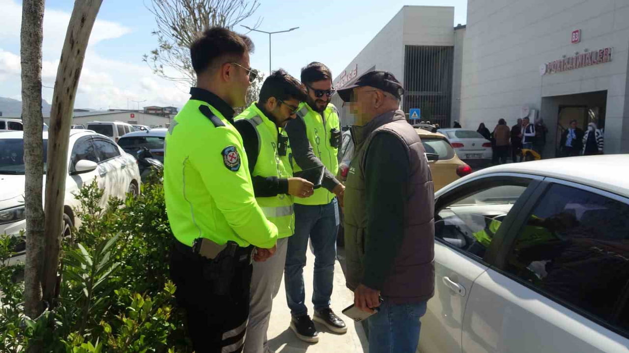 HATAY’DA SİVİL TRAFİK POLİS EKİPLERİ, ENGELLİ PARK YERLERİNE PARK YAPAN SÜRÜCÜLERE YÖNELİK DENETİM...