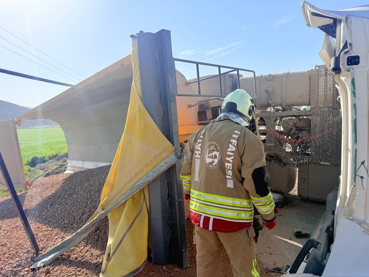 HATAY’DA  SÜRÜCÜNÜN KONTROLÜNÜ KAYBETMESİYLE DEVRİLEN HAFRİYAT KAMYONUNUN SÜRÜCÜSÜ...