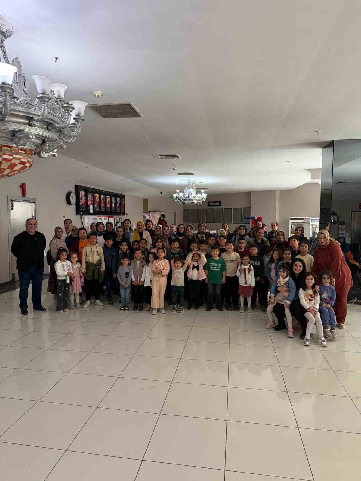 HATAY’DA ÜRETEN ELLER PAYLAŞAN YÜREKLER PROJESİ KAPSAMINDA İLKOKUL ÖĞRENCİLERİ, SİNEMAYA GİDEREK...