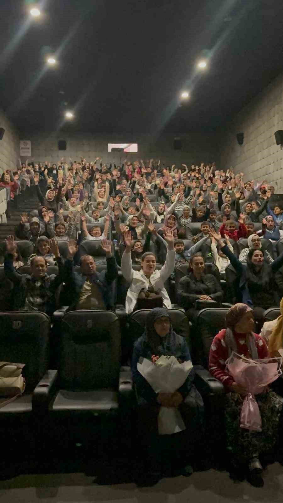 HATAY’DA ÜRETEN ELLER PAYLAŞAN YÜREKLER PROJESİ KAPSAMINDA İLKOKUL ÖĞRENCİLERİ, SİNEMAYA GİDEREK...
