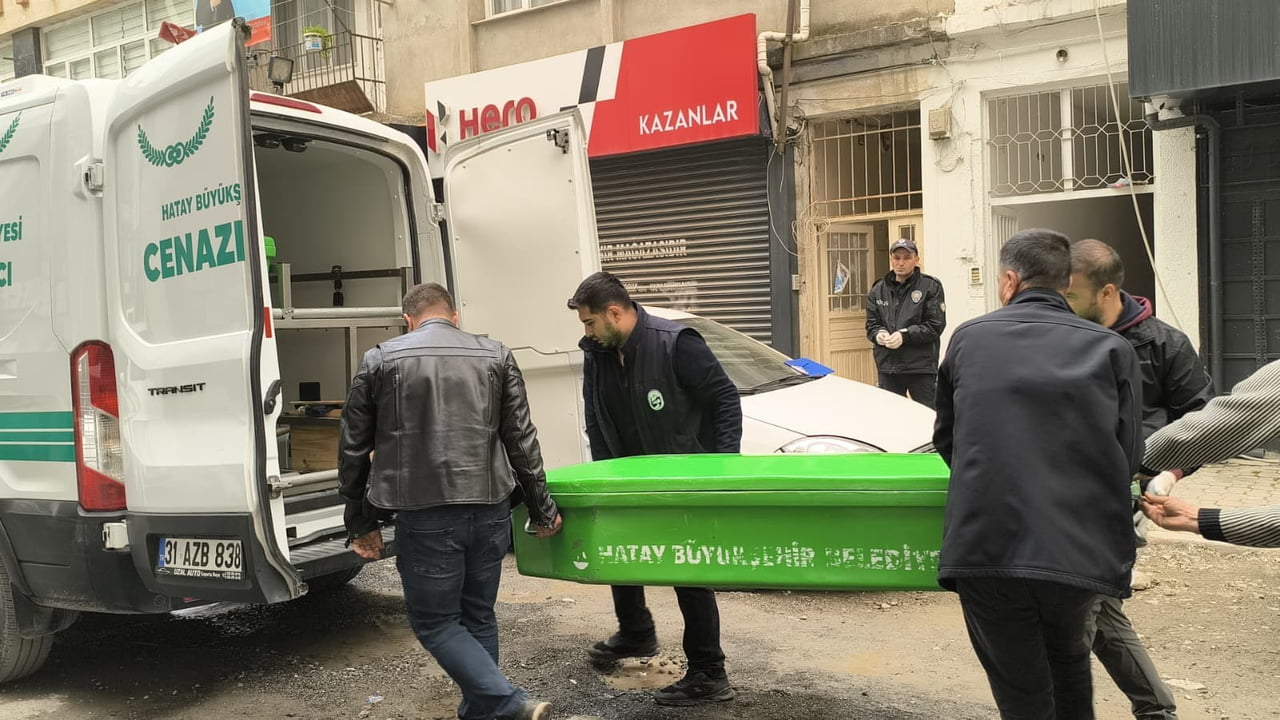 HATAY’DA YAKINLARININ KENDİSİNDEN 2 GÜNDÜR HABER ALAMADIĞI 75 YAŞINDAKİ ADAMIN CANSIZ BEDENİ...