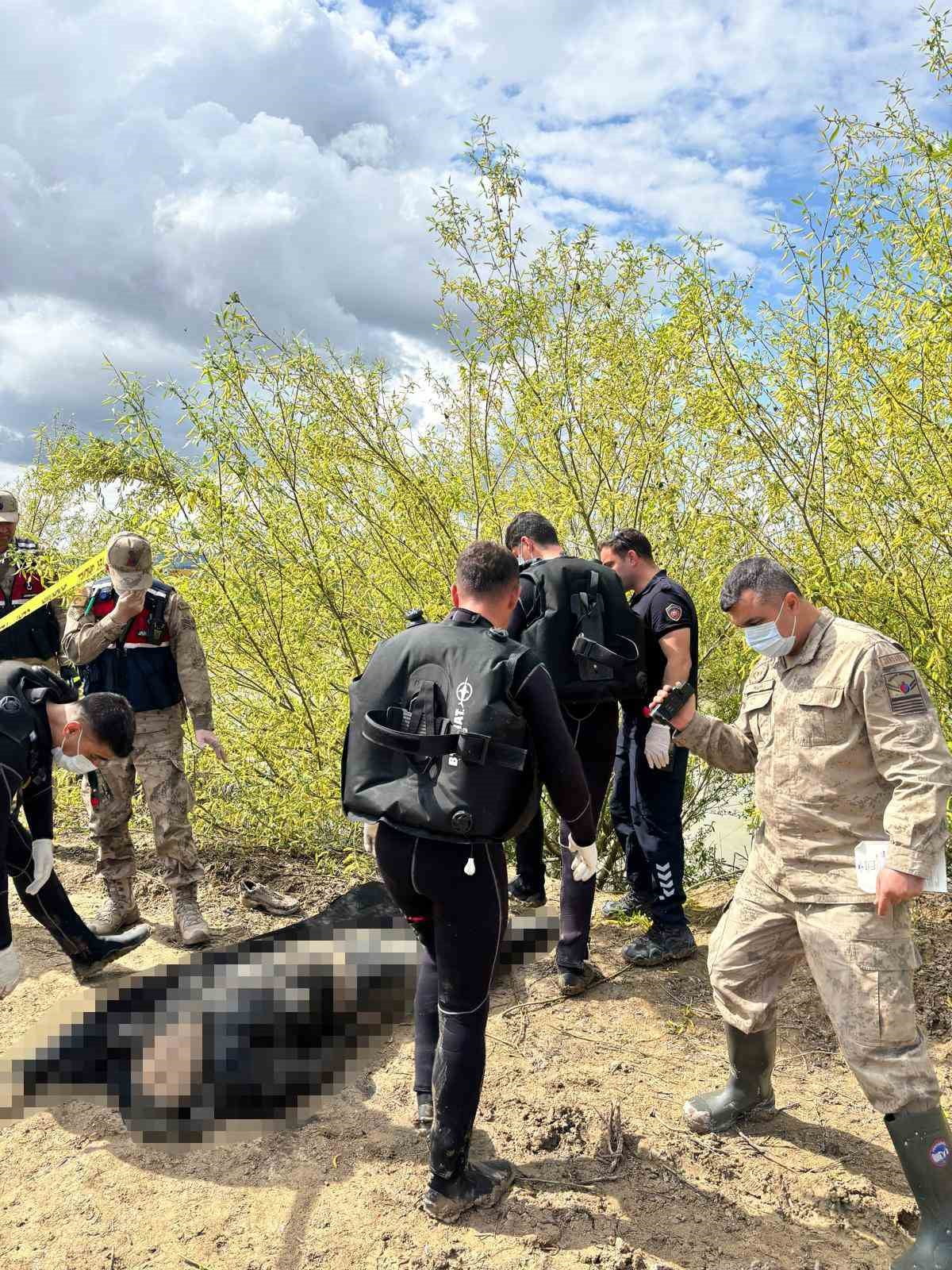 HATAY’IN ANTAKYA İLÇESİ ASİ NEHRİNDE KİMLİĞİ BELİRSİZ ERKEK CESEDİ BULUNDU.