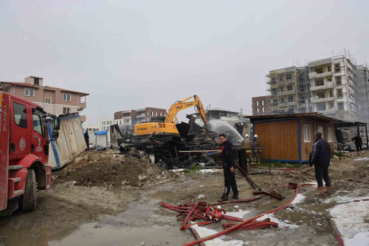 HATAY’IN DEFNE İLÇESİNDE ALEVLERE TESLİM OLAN İŞÇİLERİN KALDIĞI 2 KATLI YATAKHANE, KULLANILAMAZ...