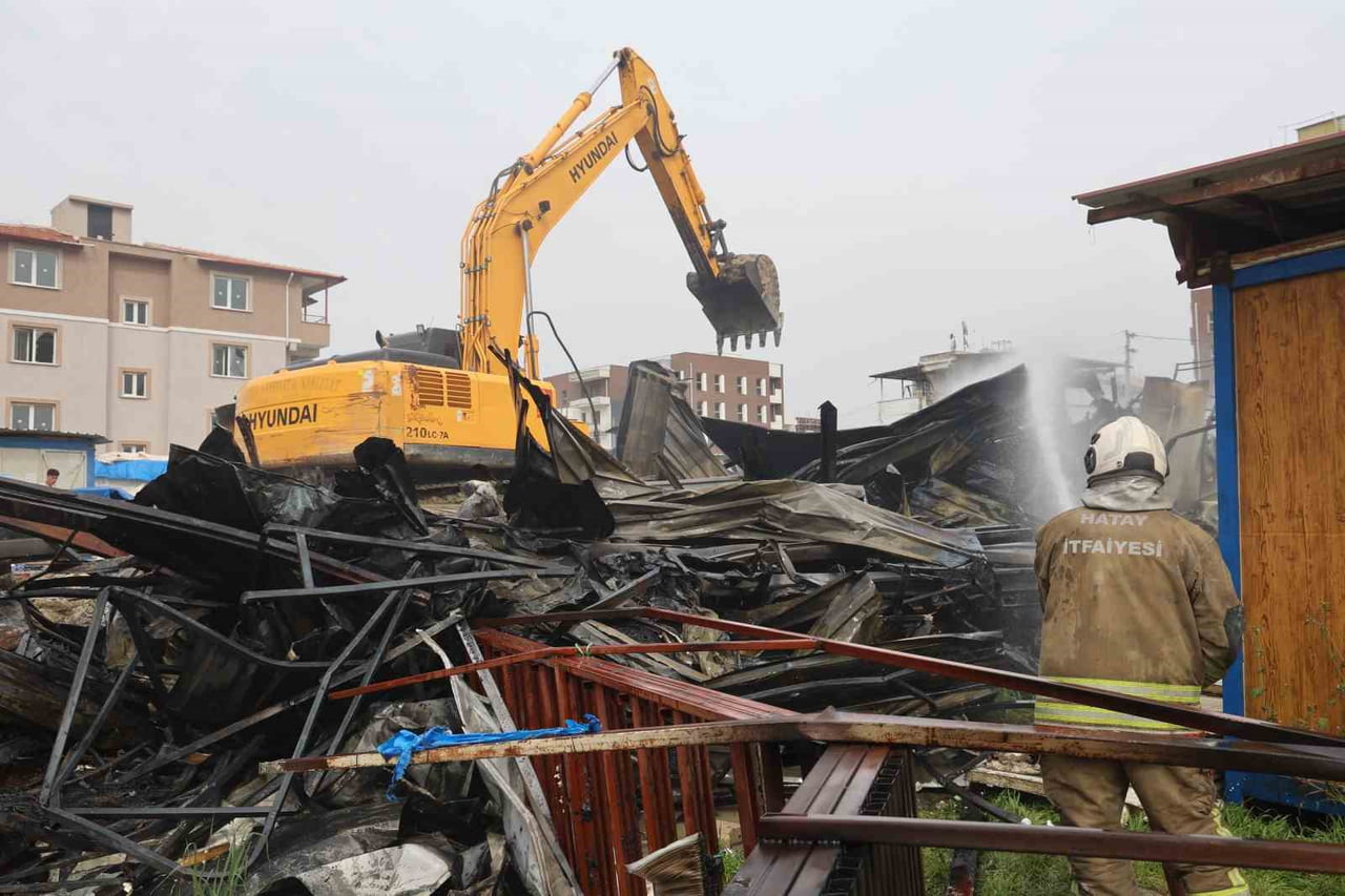 HATAY’IN DEFNE İLÇESİNDE ALEVLERE TESLİM OLAN İŞÇİLERİN KALDIĞI 2 KATLI YATAKHANE, KULLANILAMAZ...