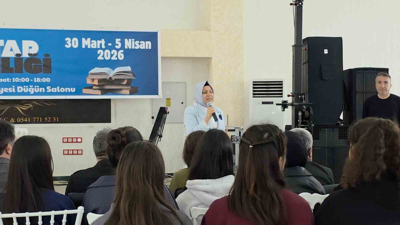 HATAY’IN HASSA İLÇESİNDE DÜZENLENEN KİTAP ŞENLİĞİNDE HEMŞERİLERİYLE BİR ARAYA GELEN ANADOLU...