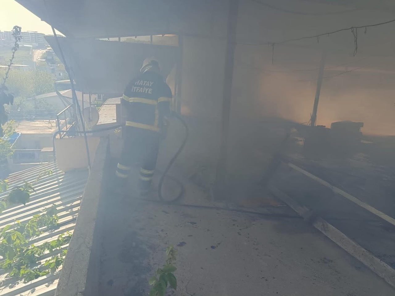 HATAY’IN KIRIKHAN İLÇESİNDE 2 KATLI MÜSTAKİL EVİN TERASI ALEVLERE TESLİM OLARAK YANDI.