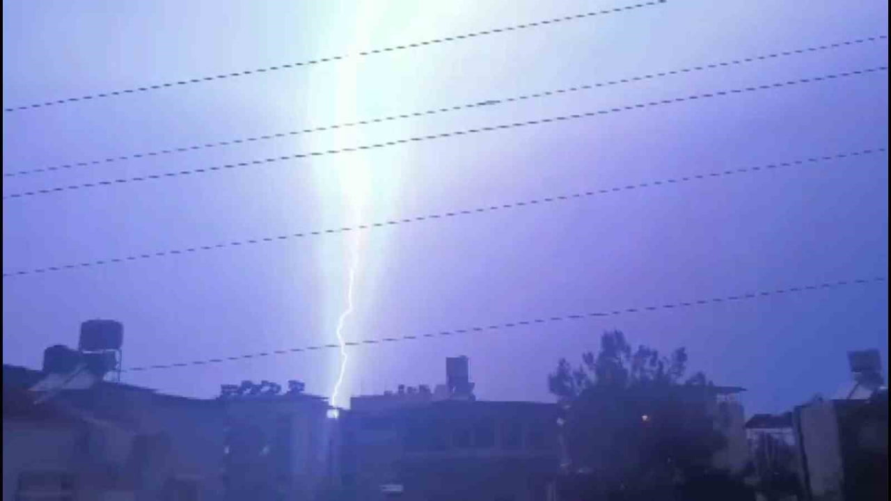 HATAY’IN KIYI İLÇELERİNDE GECE SAATLERİNDE YILDIRIMLA BİRLİKTE ETKİLİ OLAN ŞİDDETLİ YAĞIŞ HAYATI...