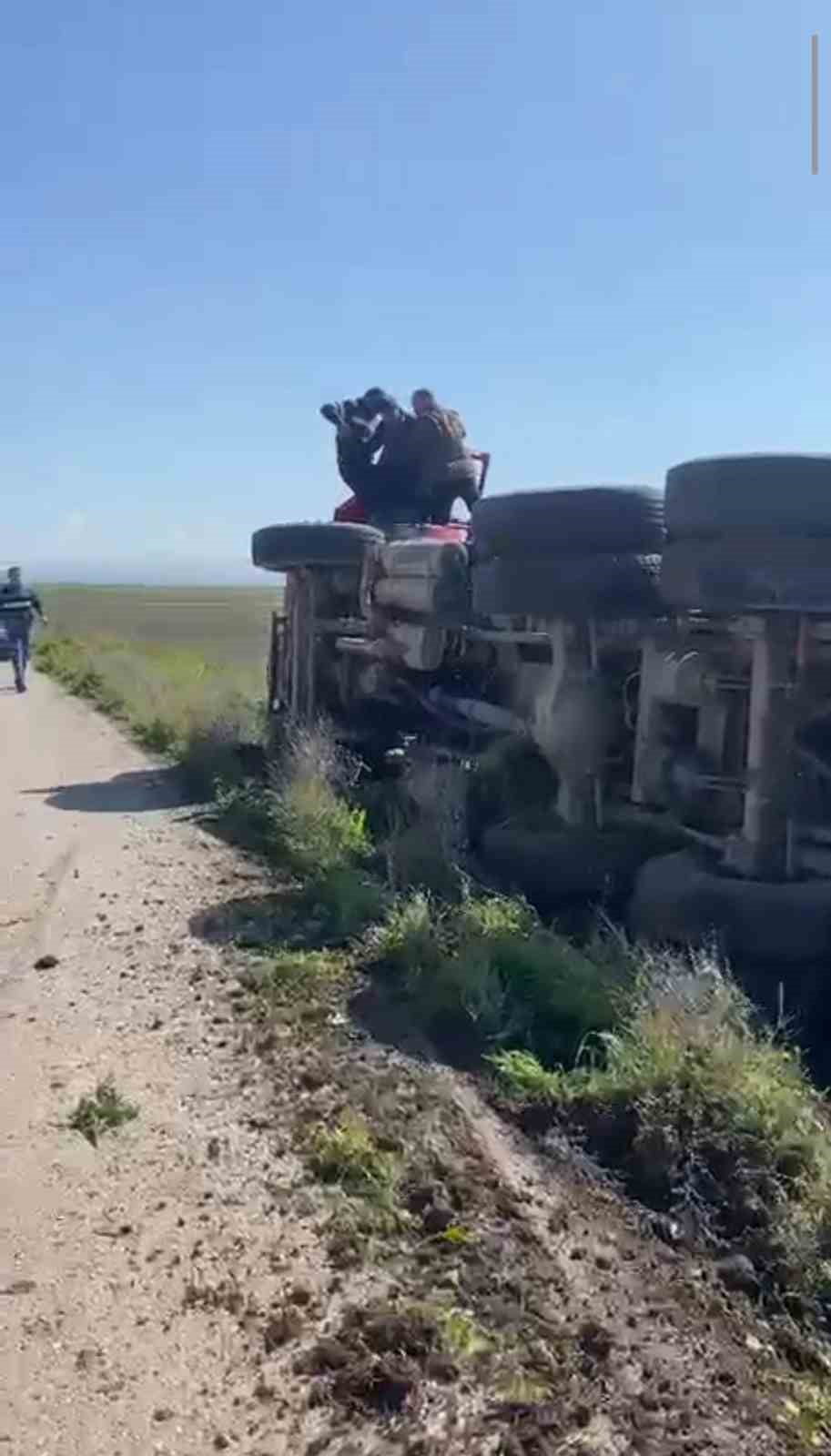 HATAY’IN KUMLU İLÇESİNDE SÜRÜCÜSÜNÜN KONTROLÜNÜ KAYBETMESİYLE DEVRİLEN TIR SÜRÜCÜSÜ HAFİF...