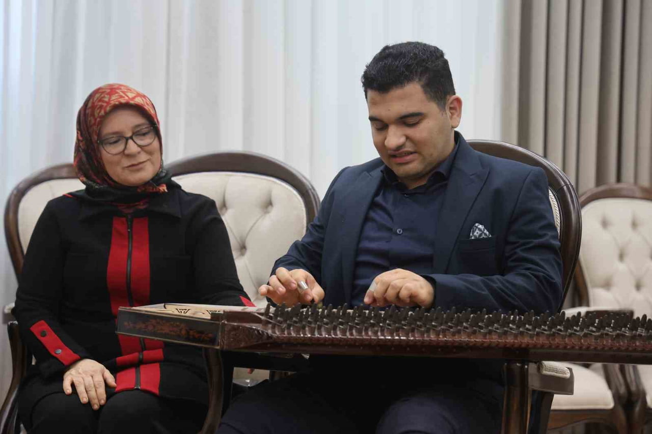 HATAY VALİSİ MUSTAFA MASATLI'NIN MİSAFİRİ OLAN OTİZİMLİ ERTUĞRUL, KANUN ÇALARAK VE ŞARKI...