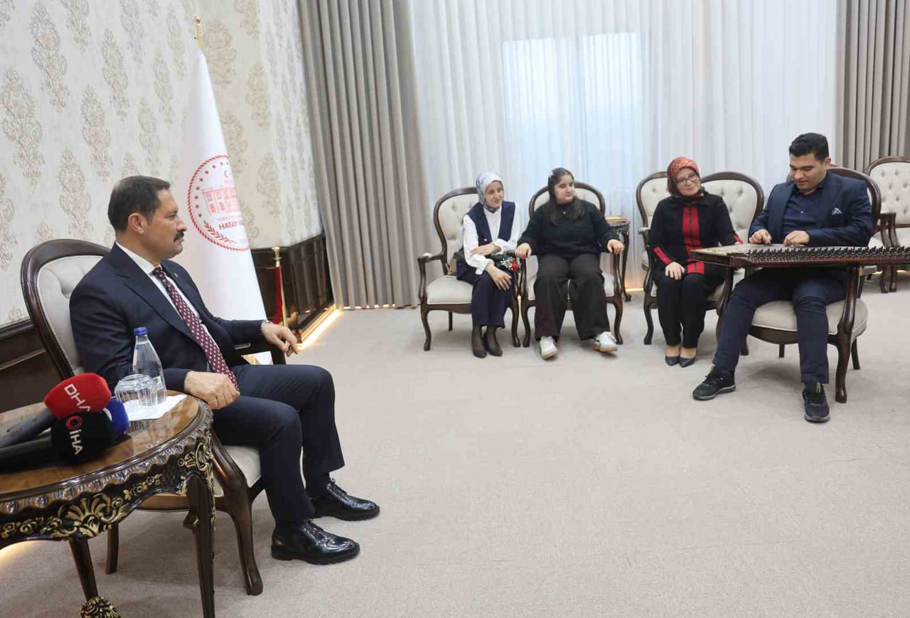 HATAY VALİSİ MUSTAFA MASATLI'NIN MİSAFİRİ OLAN OTİZİMLİ ERTUĞRUL, KANUN ÇALARAK VE ŞARKI...