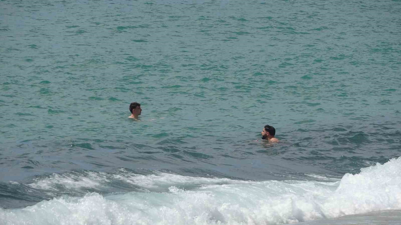 HAVA SICAKLIĞININ 21 DERECEYE KADAR ÇIKTIĞI ANTALYA'NIN ALANYA İLÇESİNDE VATANDAŞLAR GÜNEŞİN VE...