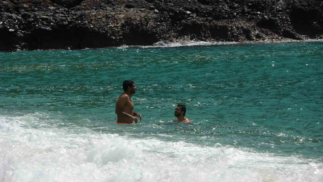 HAVA SICAKLIĞININ 21 DERECEYE KADAR ÇIKTIĞI ANTALYA'NIN ALANYA İLÇESİNDE VATANDAŞLAR GÜNEŞİN VE...