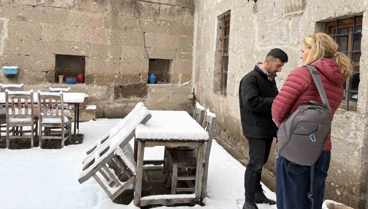 HAVA SICAKLIĞININ EKSİ 2'YE KADAR DÜŞTÜĞÜ AKSARAY'IN GÜZELYURT İLÇESİ SABAHA KARŞI YAĞAN KAR İLE...