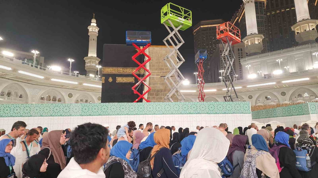 HER YIL HAC DÖNEMİNDE DEĞİŞTİRİLEN KABE ÖRTÜSÜ, YAKLAŞAN KURBAN BAYRAMI ÖNCESİ HACILAR MEKKE’YE...