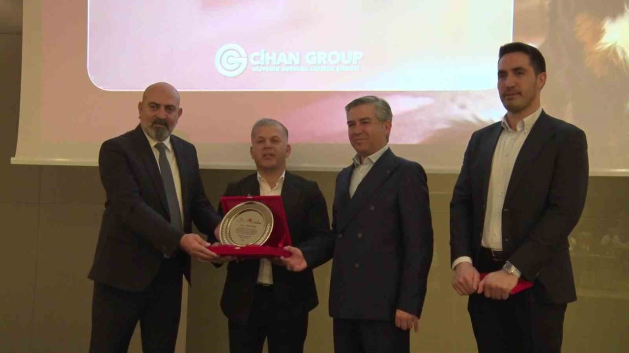 HERMOS GIDA GENEL MÜDÜRÜ VE ŞİRKET ORTAĞI YILMAZ AKIN'A PLAKET VERİLDİ