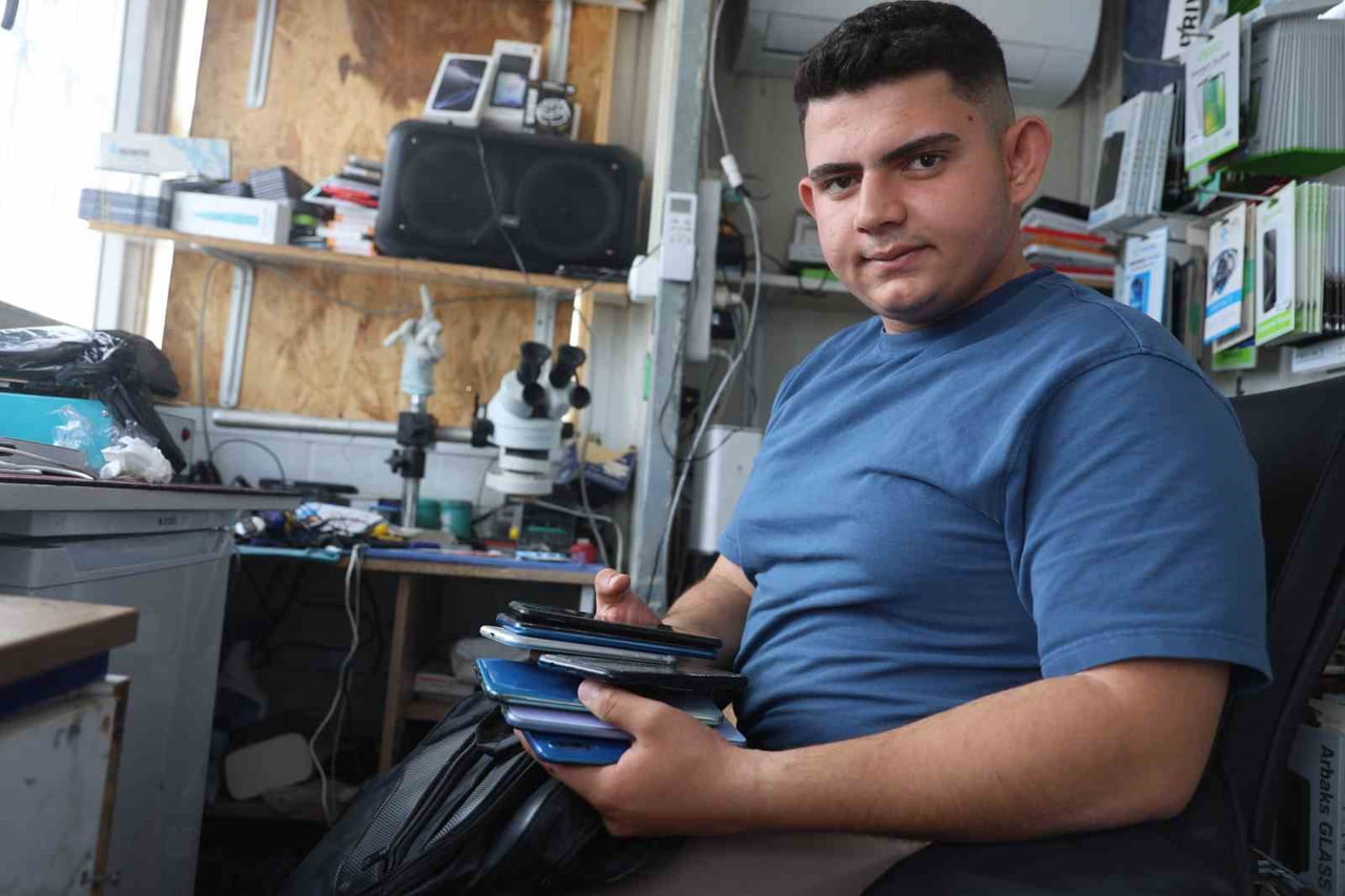 HIRSIZ YAKALANMASIYLA ÇALINAN EŞYALARININ ÇOĞUNLUĞUNU TESLİM ALAN GENÇ ESNAF MERT USLU, POLİS...