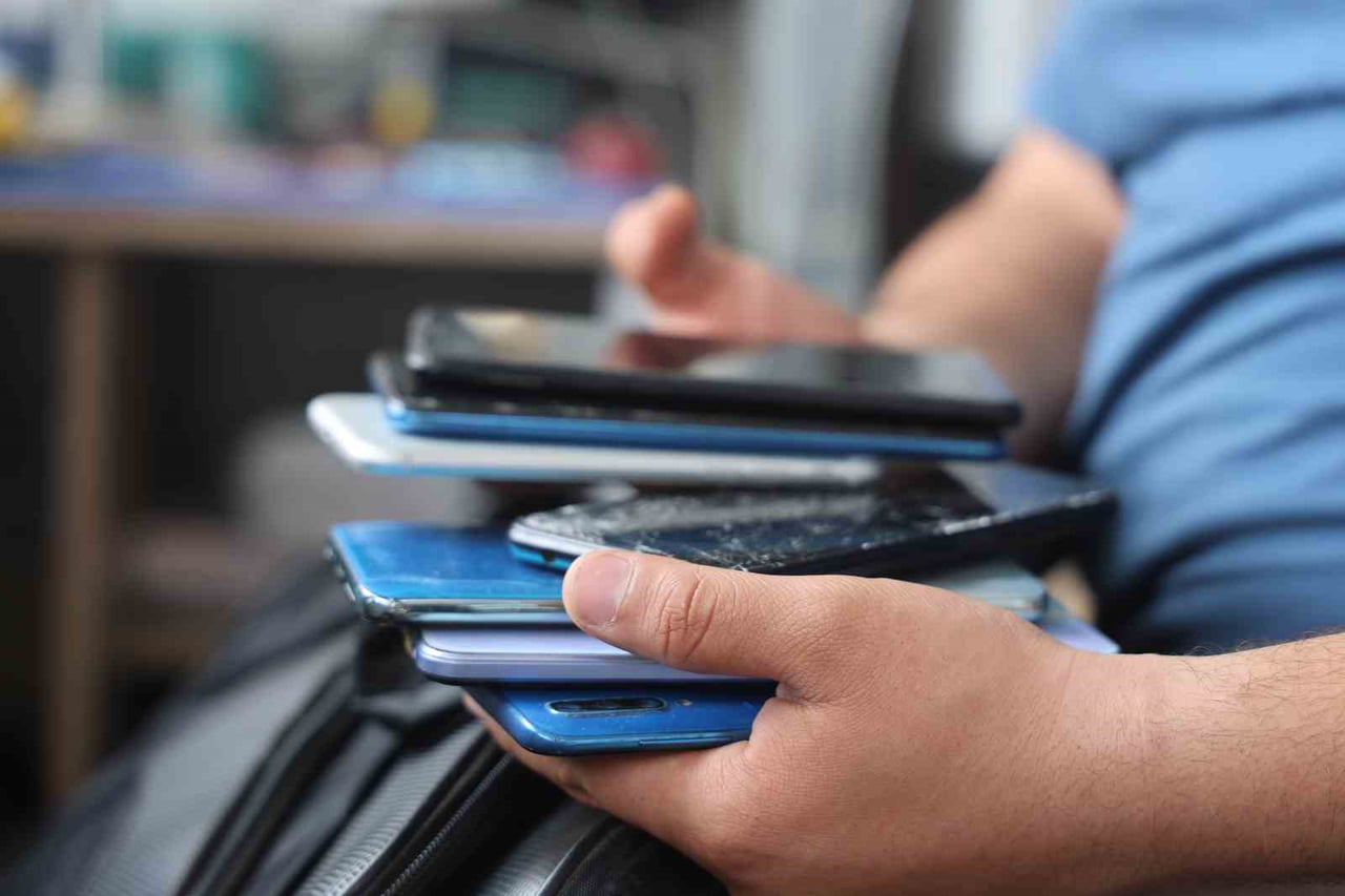 HIRSIZ YAKALANMASIYLA ÇALINAN EŞYALARININ ÇOĞUNLUĞUNU TESLİM ALAN GENÇ ESNAF MERT USLU, POLİS...