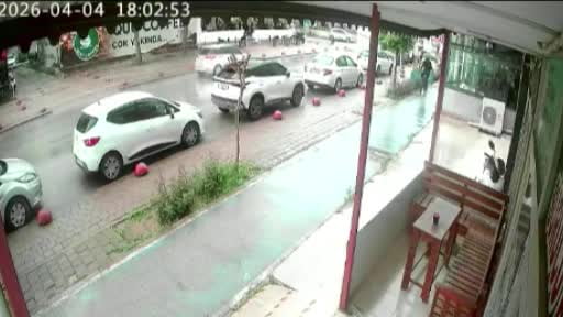 Hırsızdan pes dedirten takas kamerada: Çaldığı bisikleti bırakıp motosiklet çaldı