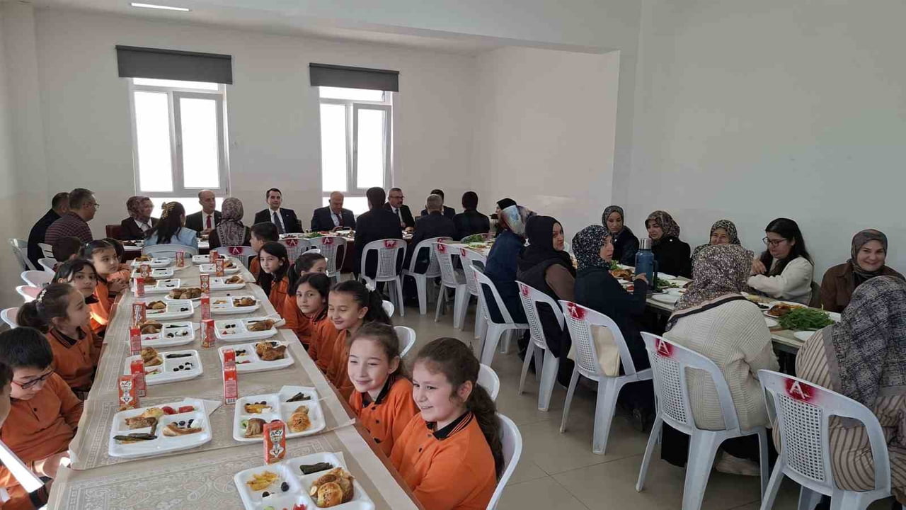 HİSARCIK ATATÜRK İLKOKULUNDA OKUL-AİLE KAHVALTI ETKİNLİĞİ